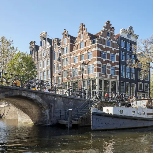 Picture of the Brouwersgracht taken from the canal